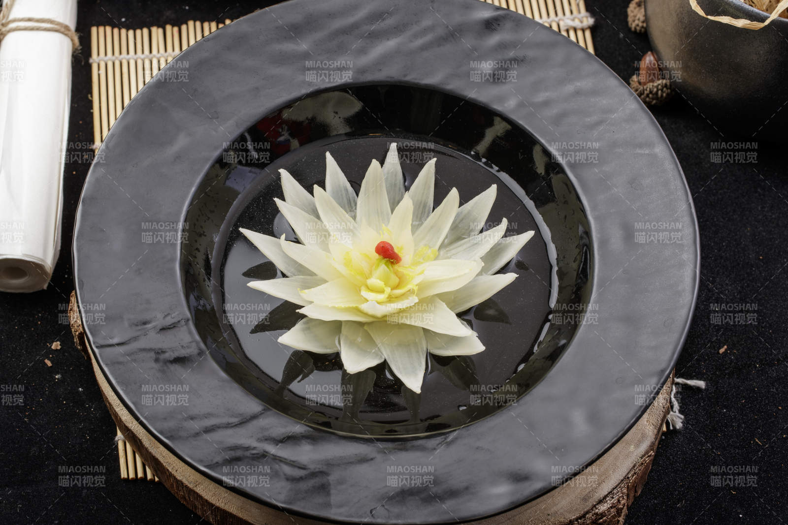 一帘幽梦开水白菜摆放在寿司帘上图片