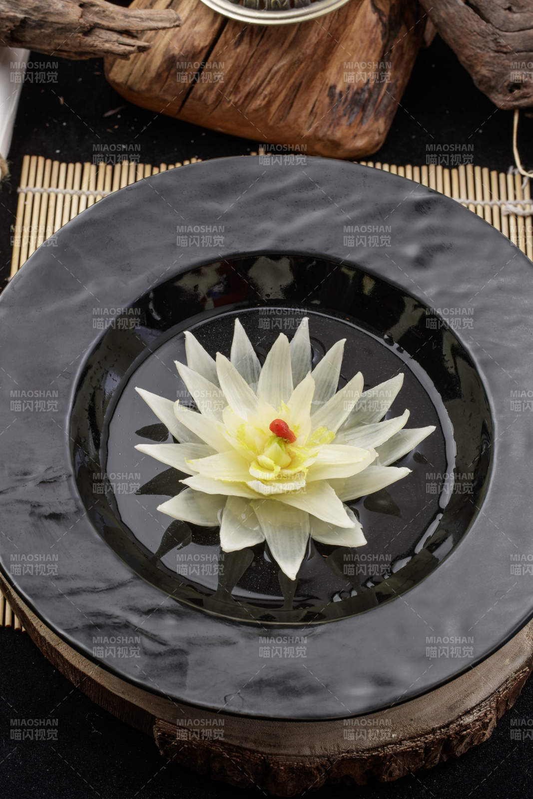 一帘幽梦开水白菜摆放在寿司帘上图片