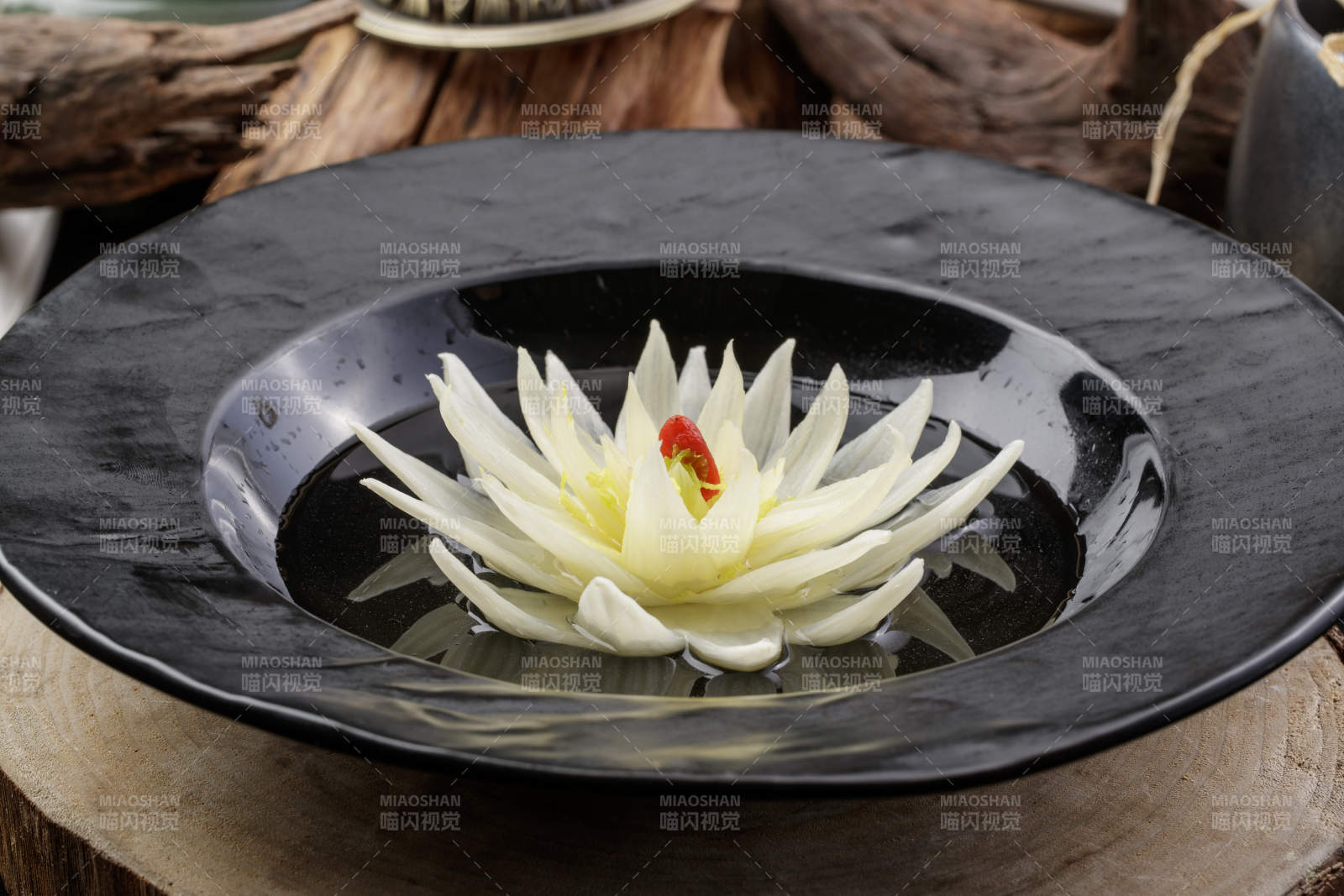 一帘幽梦开水白菜摆放在寿司帘上图片