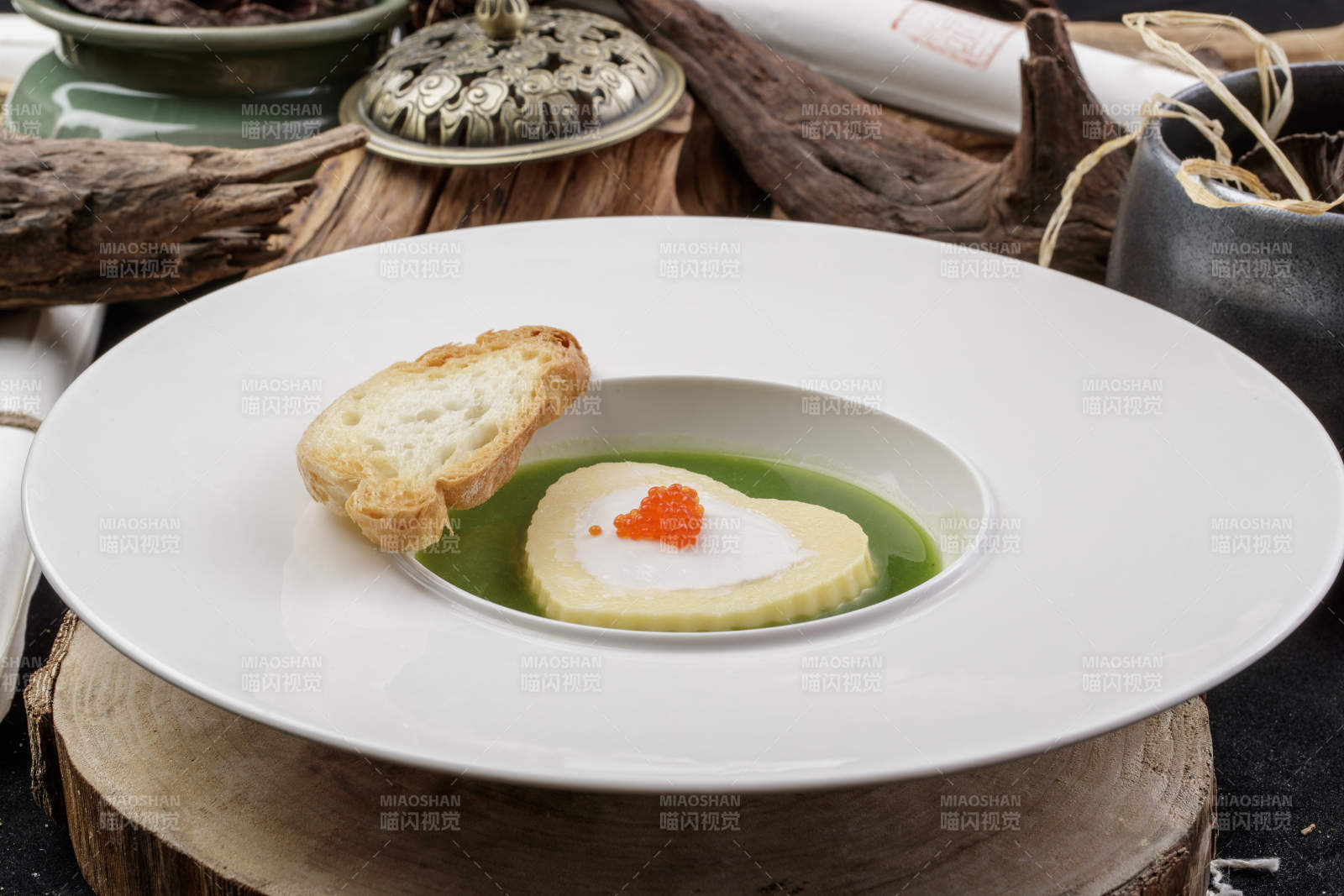 鱼子蟹黄豆腐法式浓汤配法棍切片图片