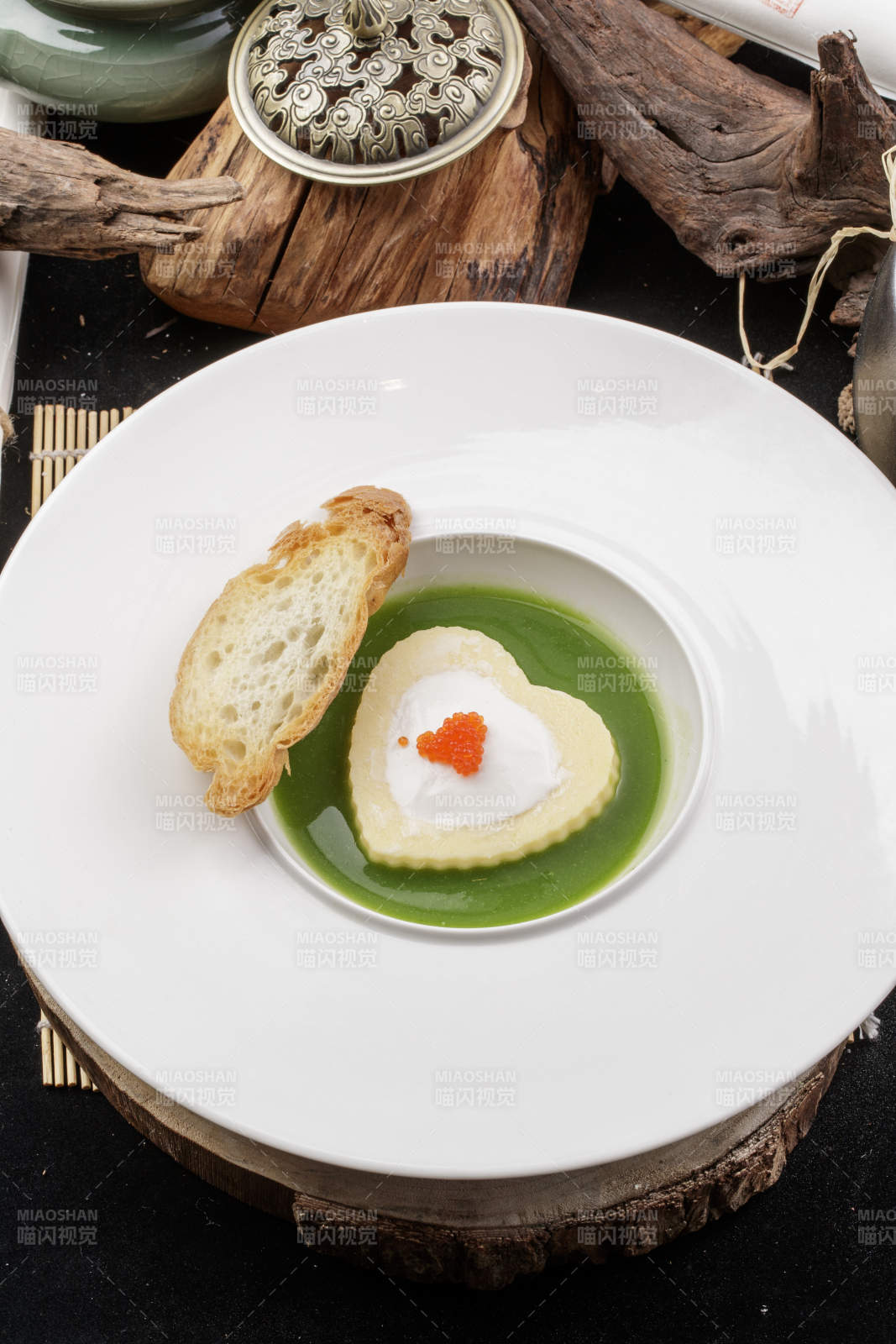 鱼子蟹黄豆腐法式浓汤配法棍切片图片