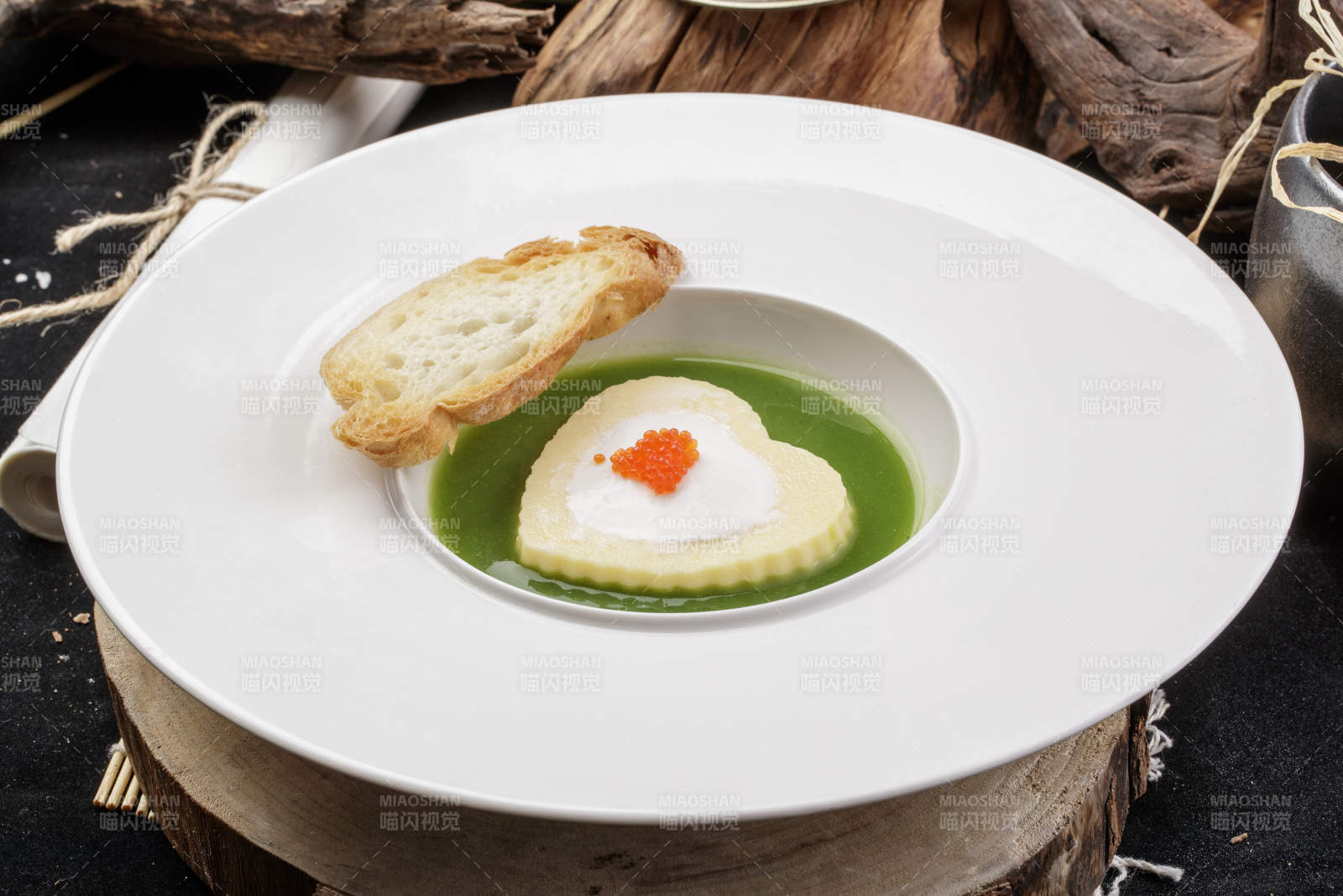 鱼子蟹黄豆腐法式浓汤配法棍切片图片