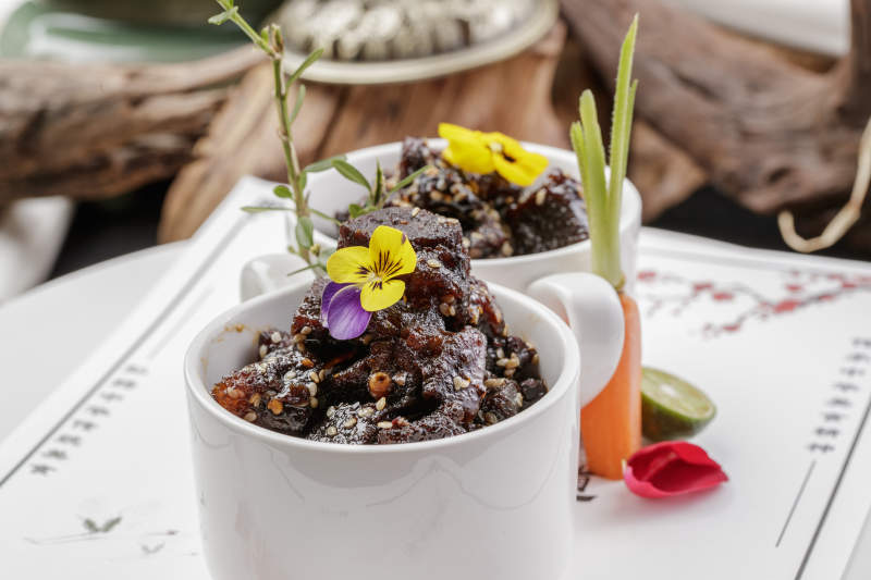 白色瓷餐具装的香辣牛腱肉图片