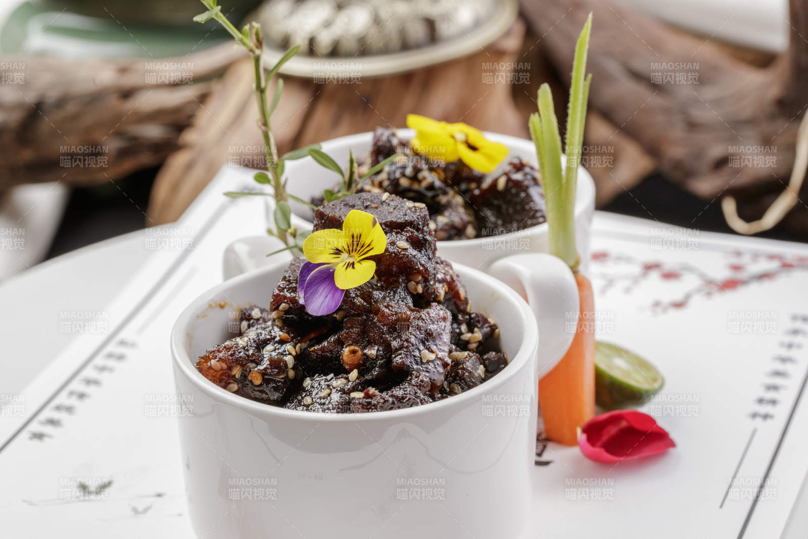 白色瓷餐具装的香辣牛腱肉图片