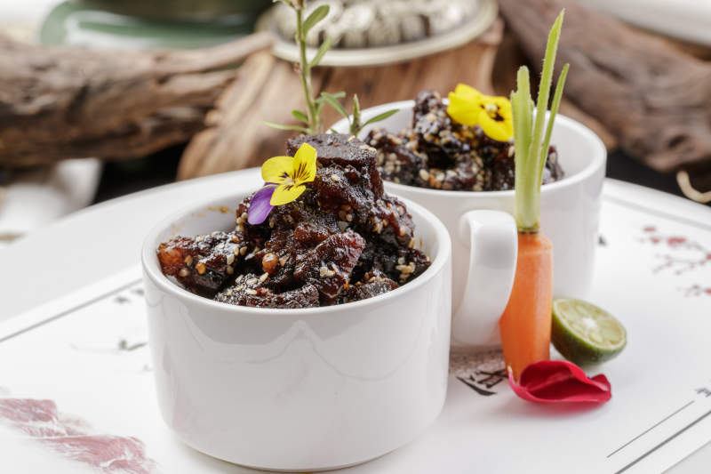 白色瓷餐具装的香辣牛腱肉图片