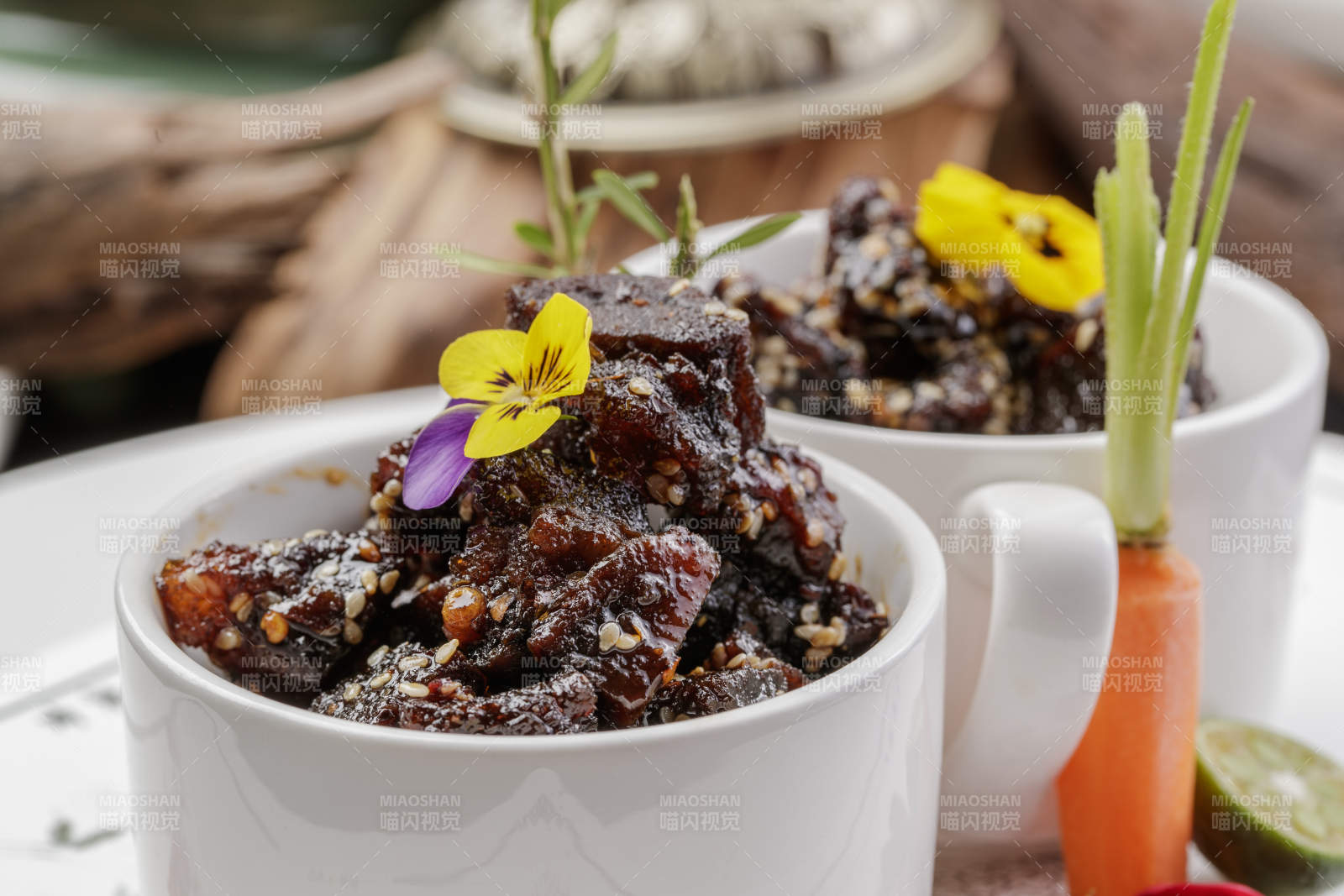 白色瓷餐具装的香辣牛腱肉图片