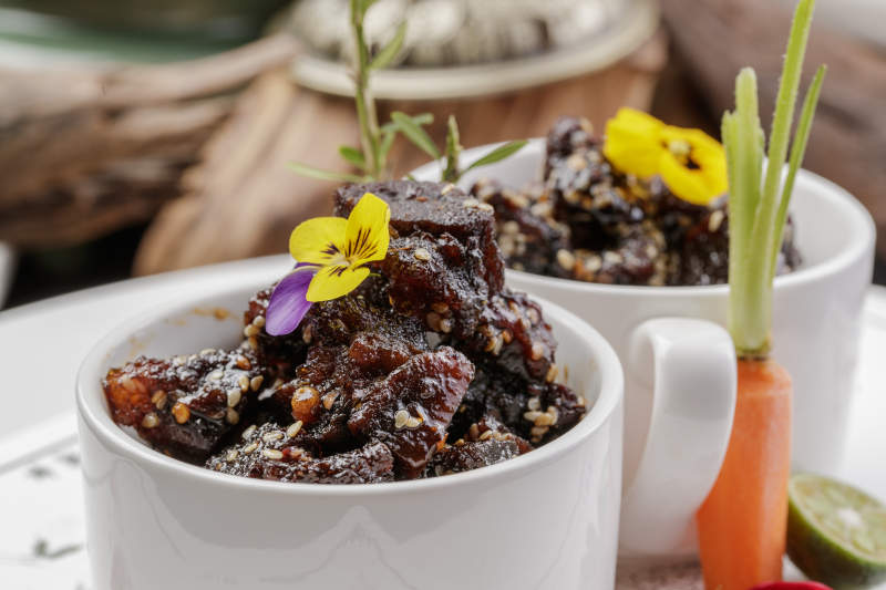 白色瓷餐具装的香辣牛腱肉图片