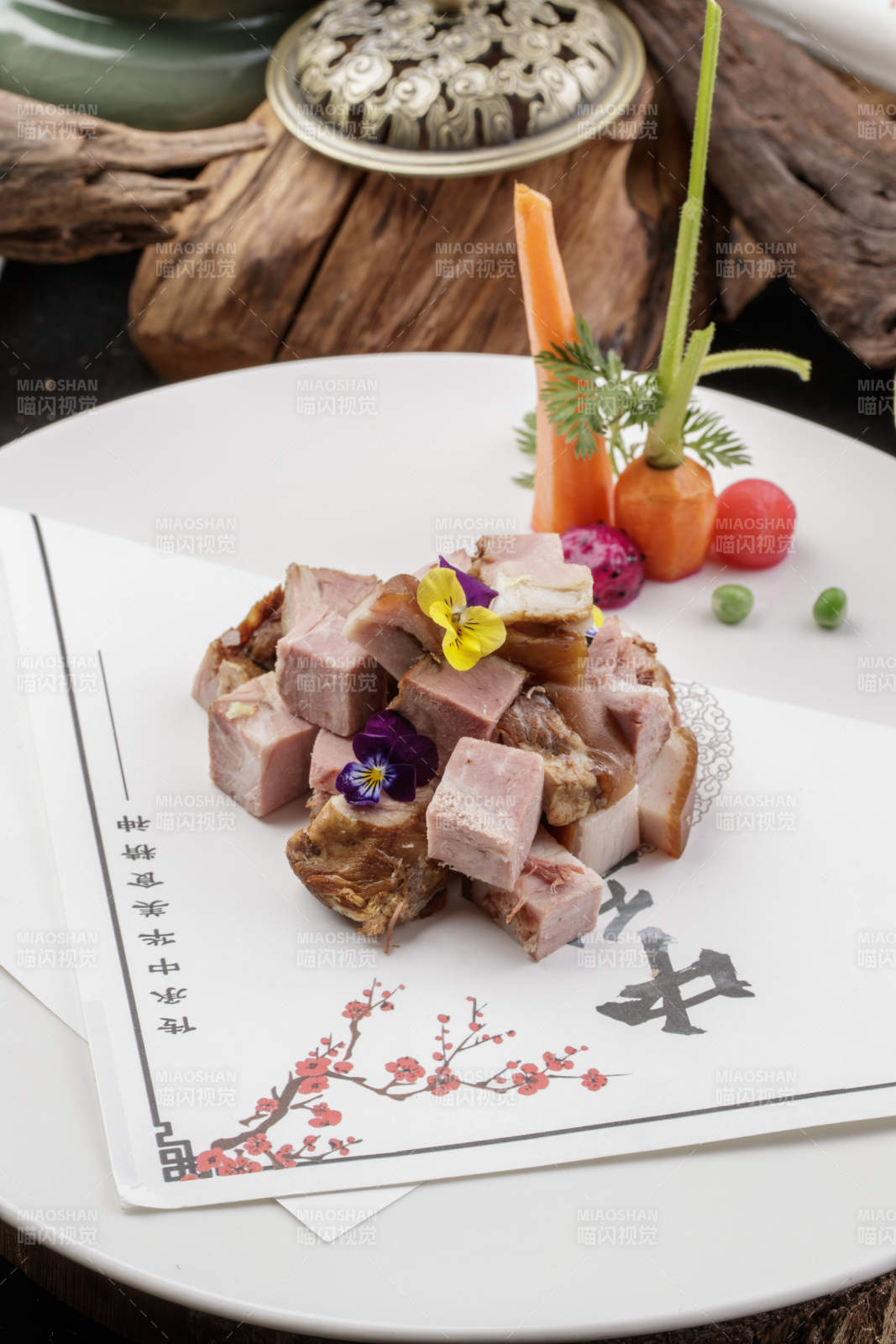 白色瓷盘装的柴沟堡熏肉图片