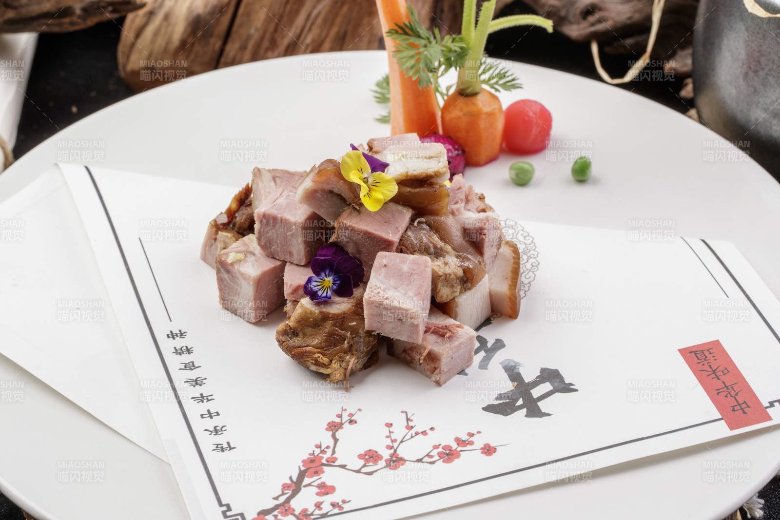白色瓷盘装的柴沟堡熏肉图片