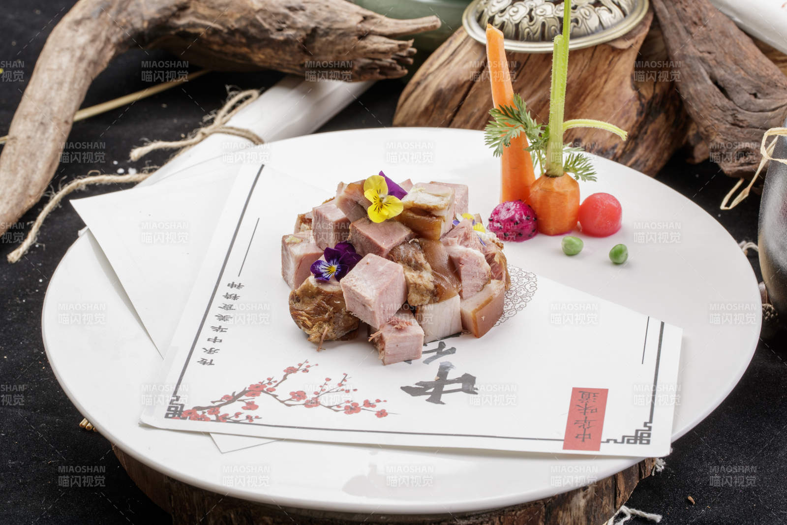 白色瓷盘装的柴沟堡熏肉图片