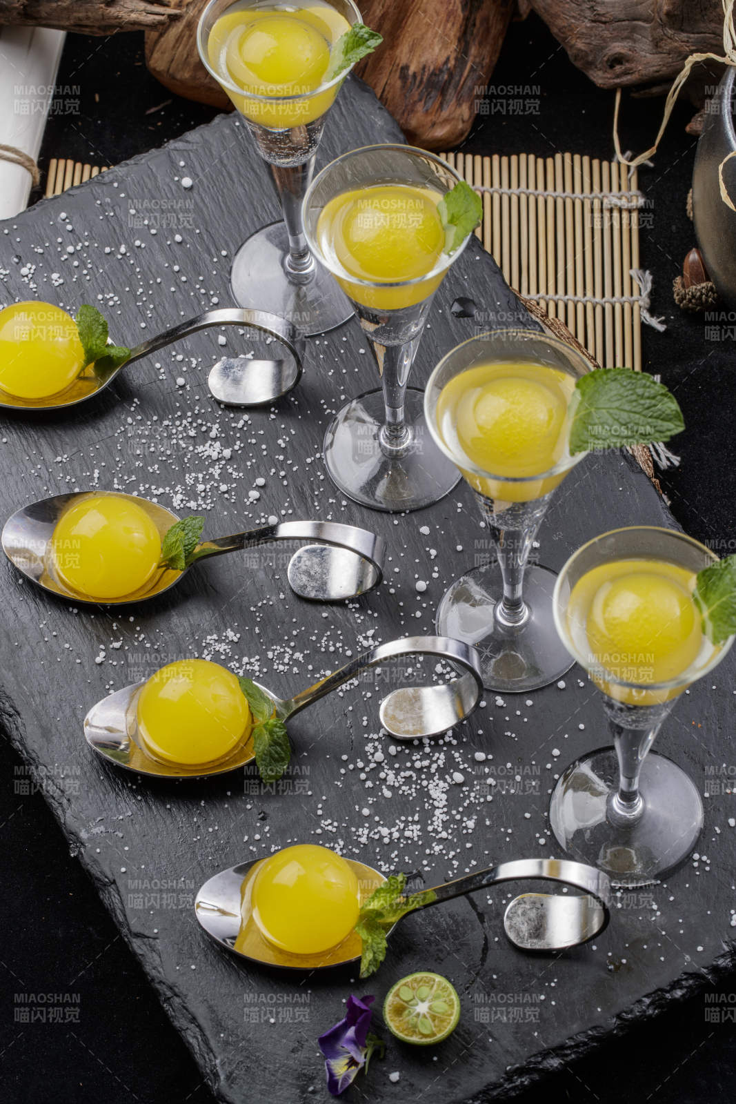 分子菜香槟蛋黄摆放在黑色背景上图片