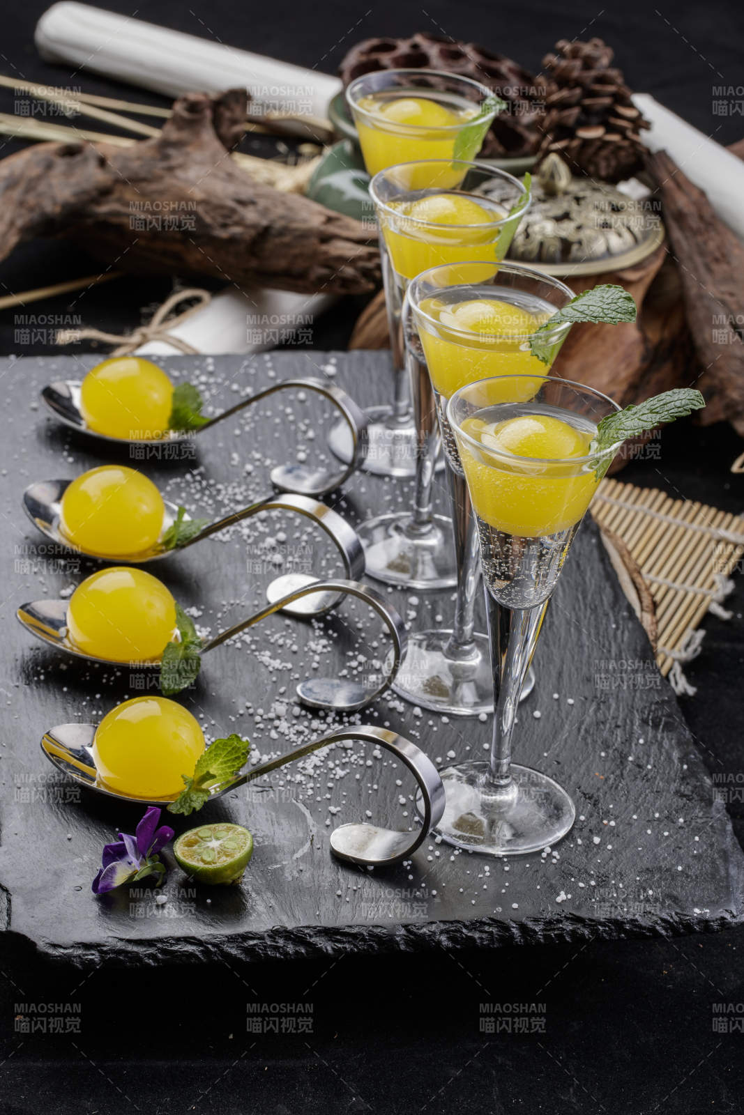 分子菜香槟蛋黄摆放在黑色背景上图片