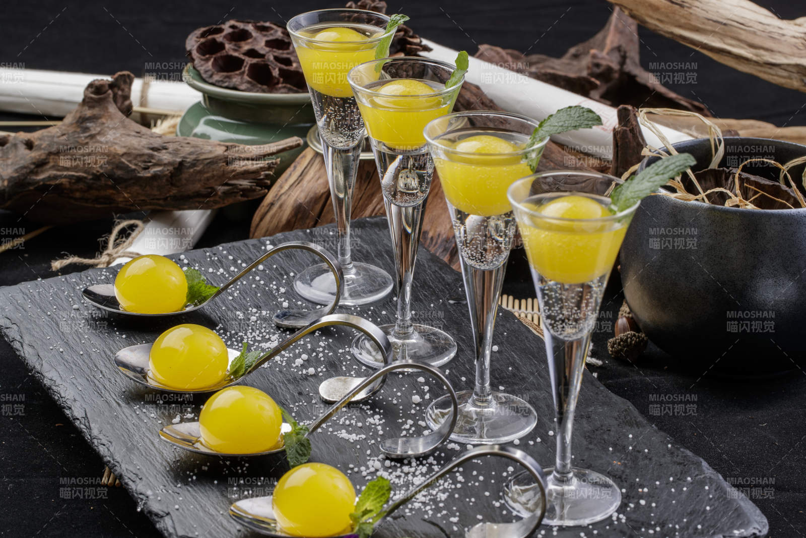 分子菜香槟蛋黄摆放在黑色背景上图片