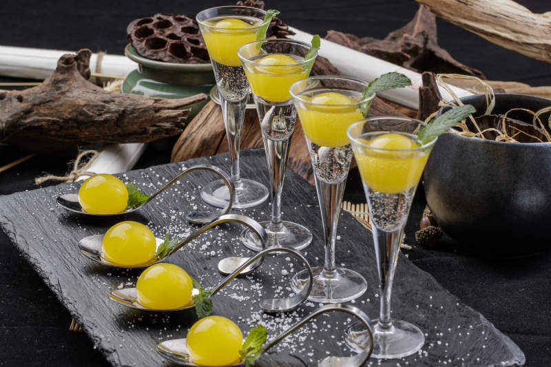 分子菜香槟蛋黄摆放在黑色背景上图片