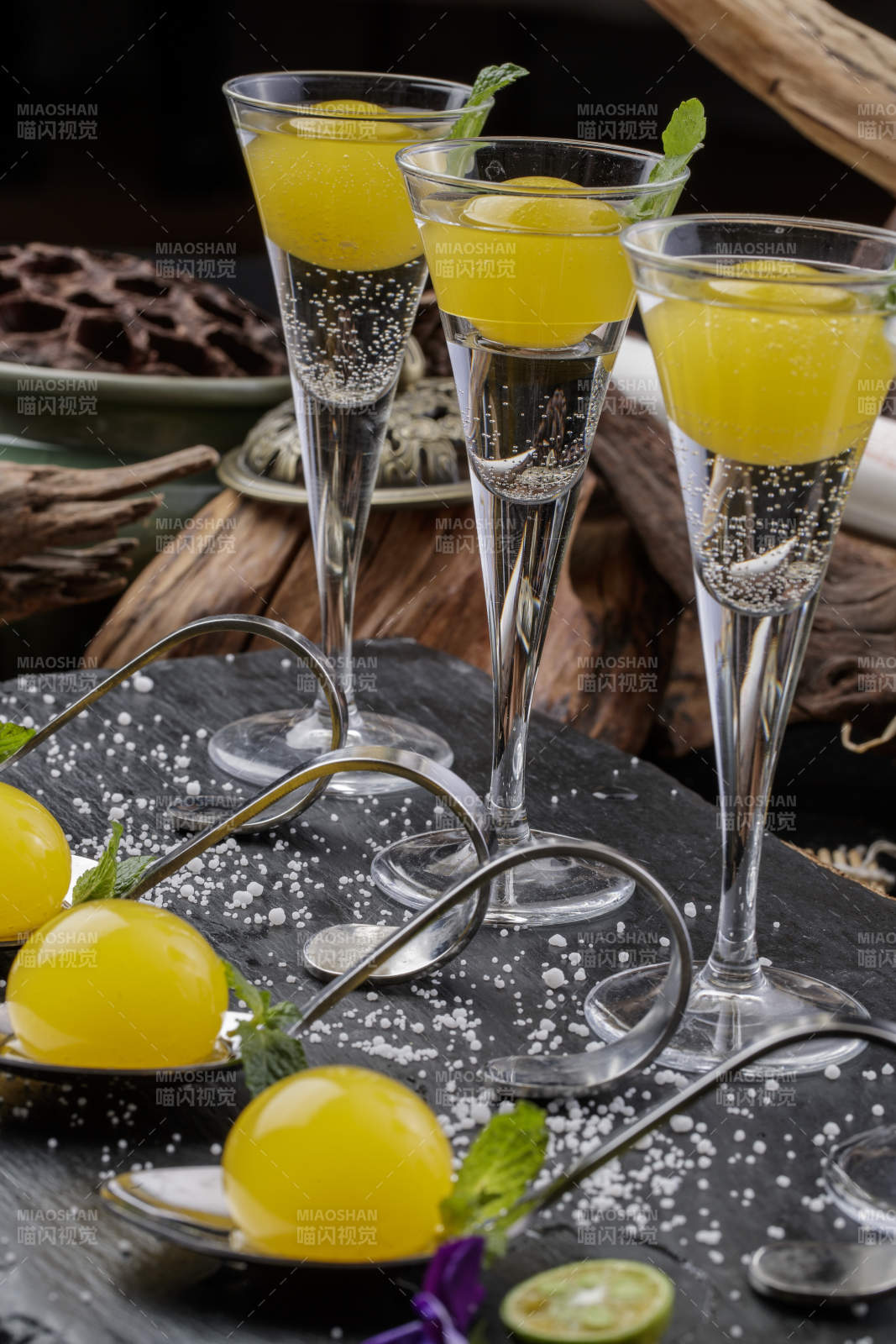 分子菜香槟蛋黄摆放在黑色背景上图片