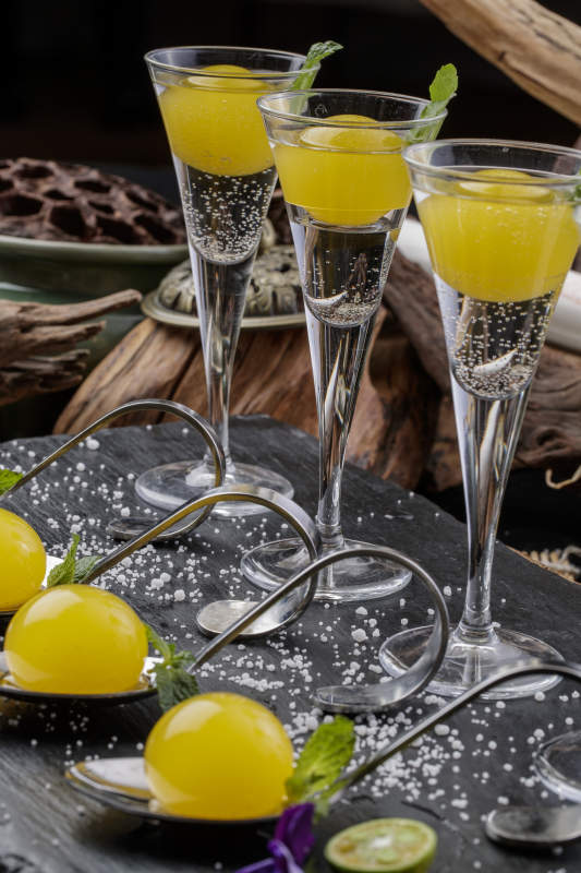 分子菜香槟蛋黄摆放在黑色背景上图片