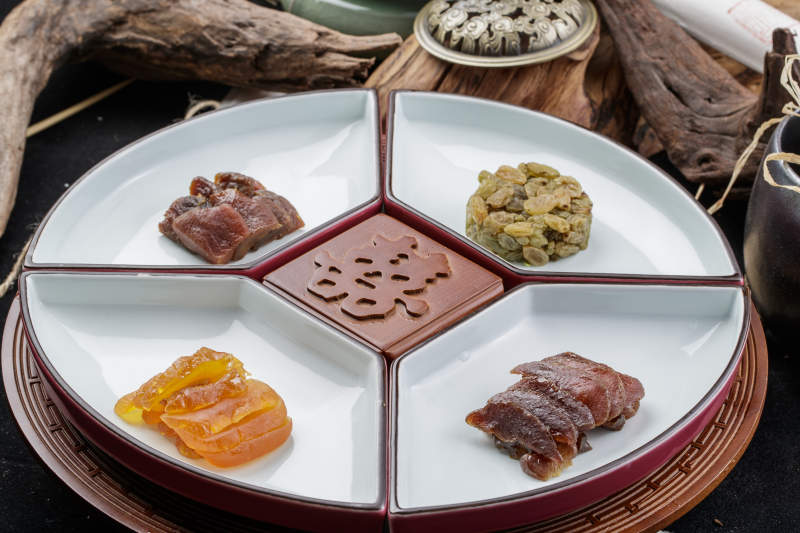 婚宴婚礼用坚果干果蜜饯小凉菜摆放在黑色背景上图片