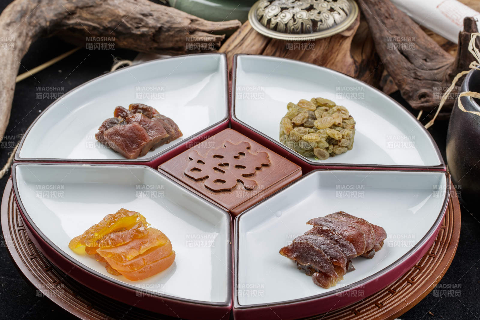 婚宴婚礼用坚果干果蜜饯小凉菜摆放在黑色背景上图片