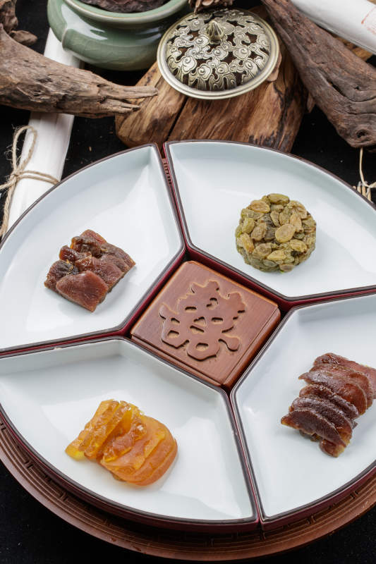 婚宴婚礼用坚果干果蜜饯小凉菜摆放在黑色背景上图片