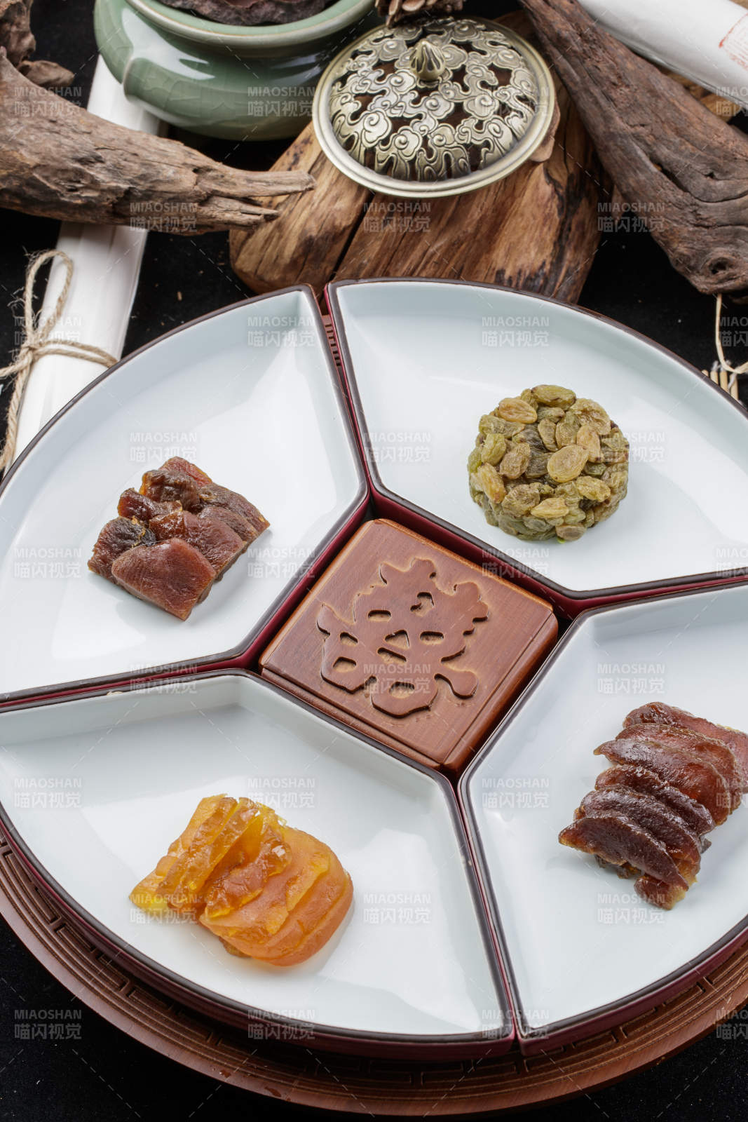 婚宴婚礼用坚果干果蜜饯小凉菜摆放在黑色背景上图片