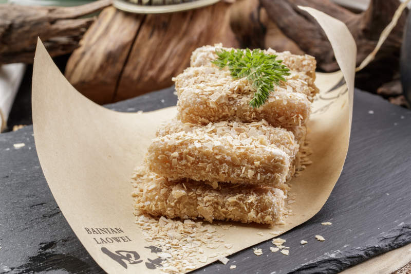 黑石板装的麻仁芋头麻仁红薯图片