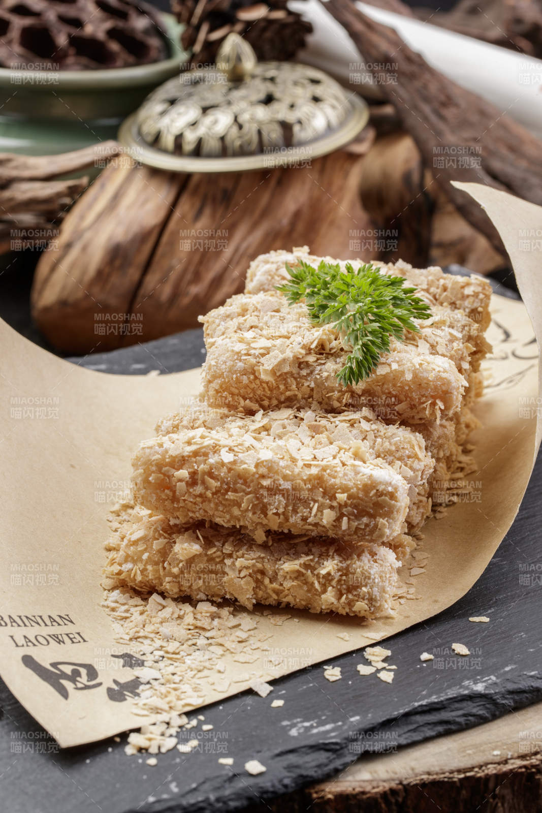 黑石板装的麻仁芋头麻仁红薯图片