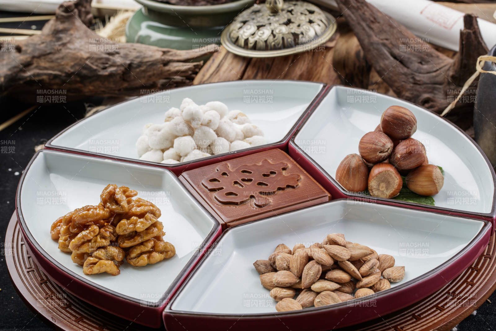 婚宴婚礼用坚果干果蜜饯小凉菜摆放在黑色背景上图片