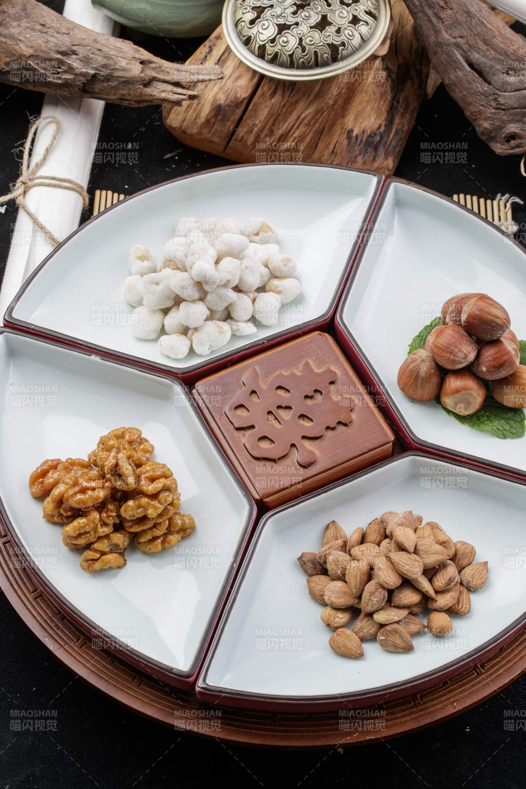 婚宴婚礼用坚果干果蜜饯小凉菜摆放在黑色背景上图片
