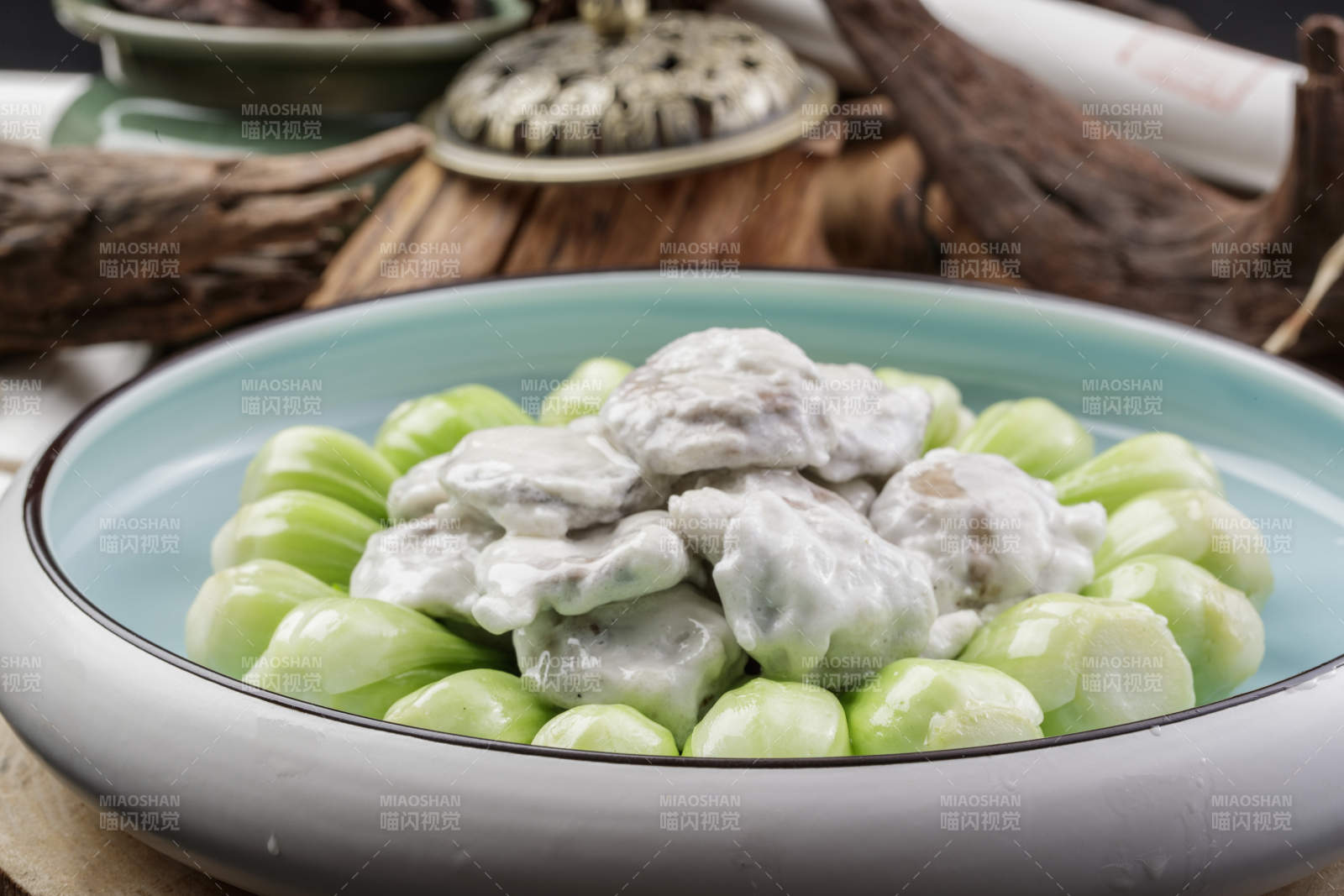 青瓷盘装的油菜心香椿芽芙蓉蛋图片