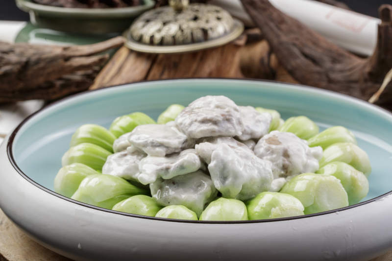 青瓷盘装的油菜心香椿芽芙蓉蛋图片