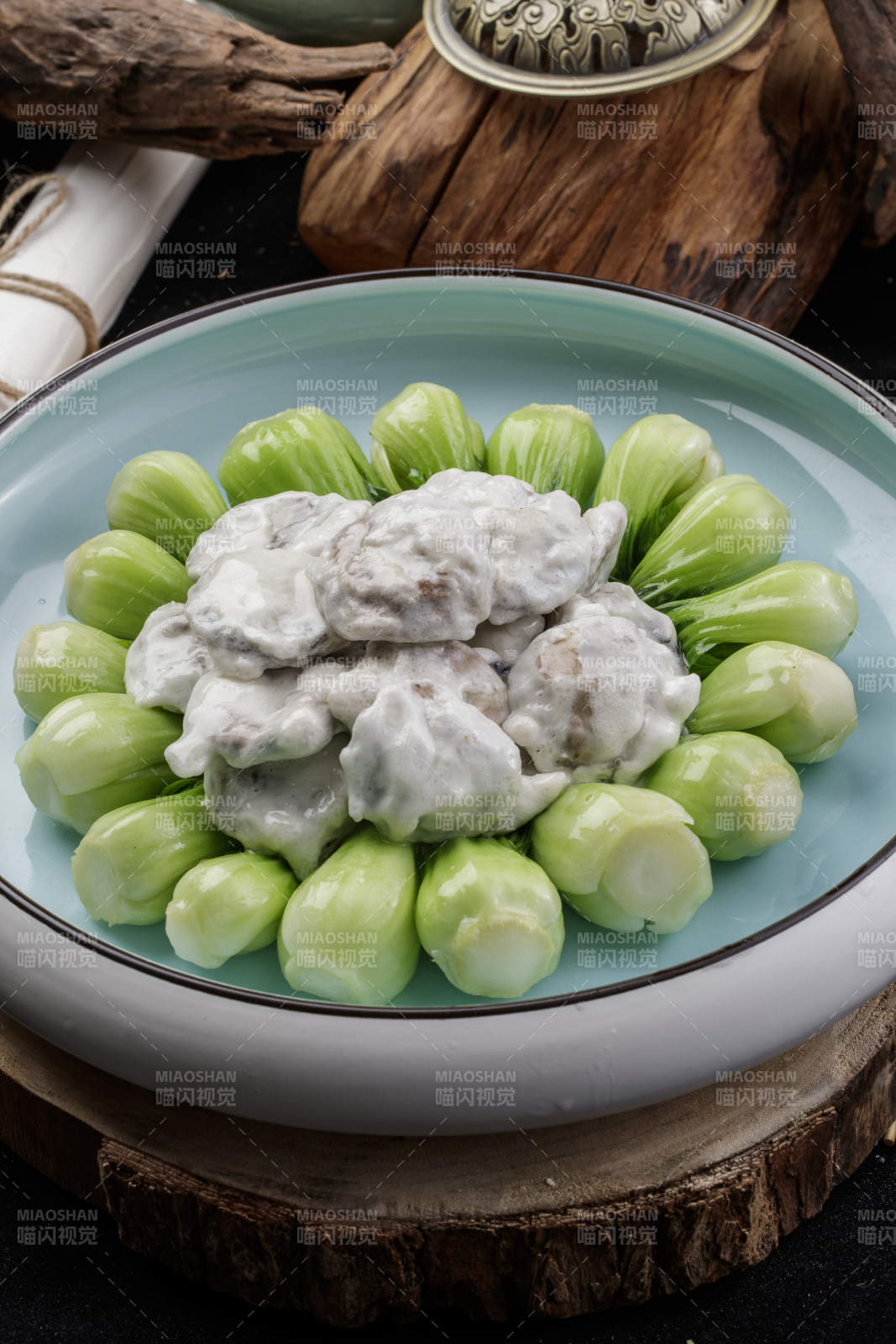 青瓷盘装的油菜心香椿芽芙蓉蛋图片