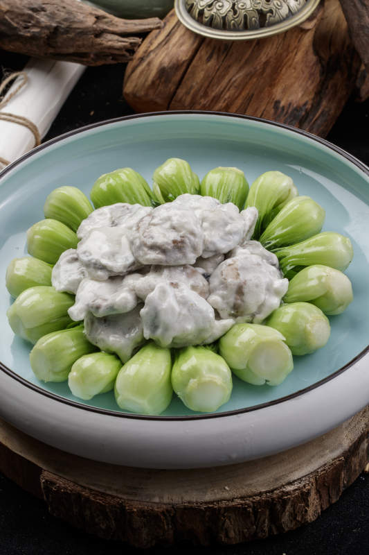 青瓷盘装的油菜心香椿芽芙蓉蛋图片