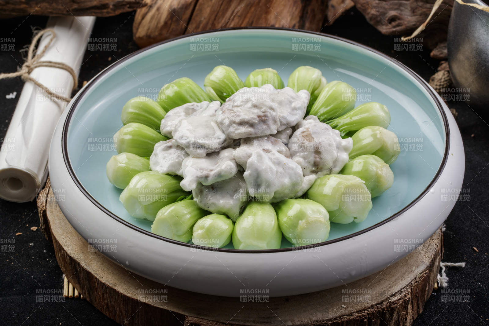 青瓷盘装的油菜心香椿芽芙蓉蛋图片