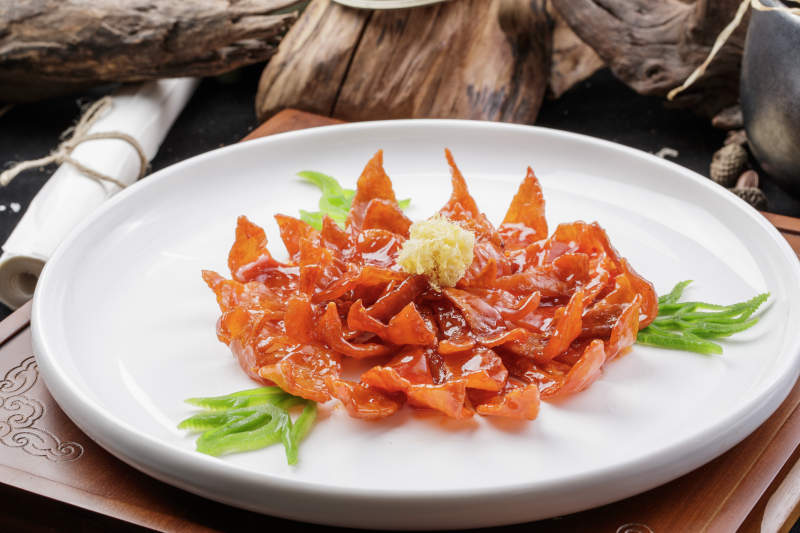 花开富贵腊肉培根摆放在红木方台上图片