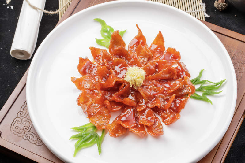 花开富贵腊肉培根摆放在红木方台上图片