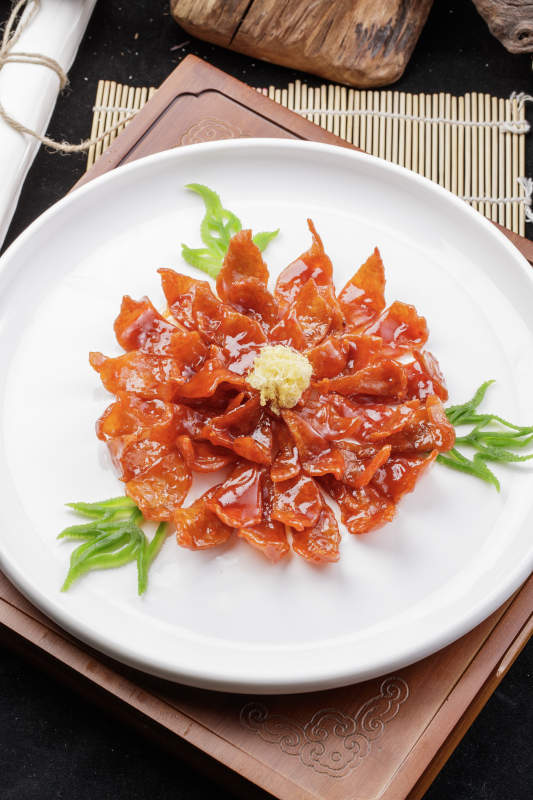 花开富贵腊肉培根摆放在红木方台上图片