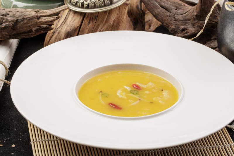 白鹅瓷盘装的枸杞蟹黄浓汤图片