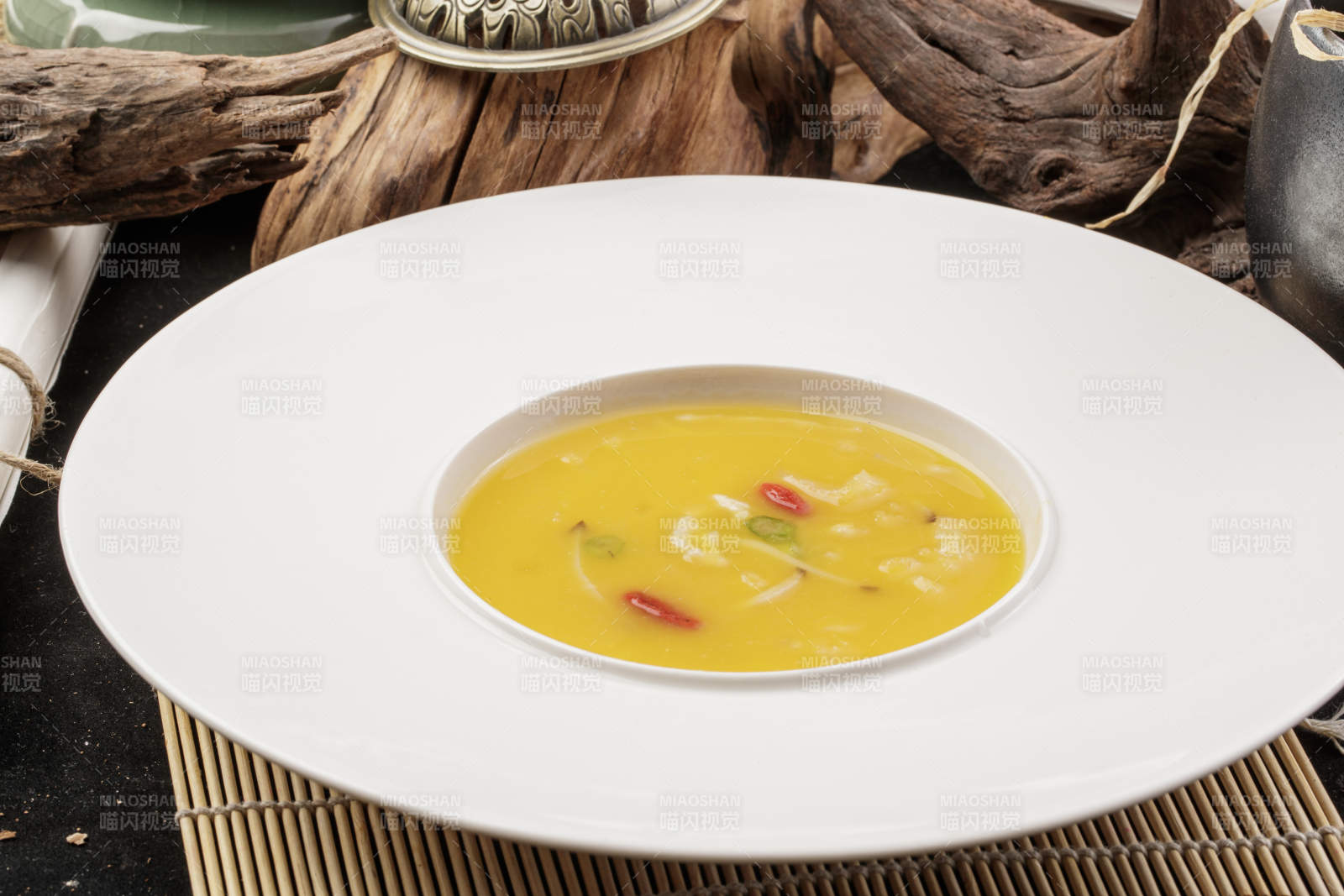 白鹅瓷盘装的枸杞蟹黄浓汤图片