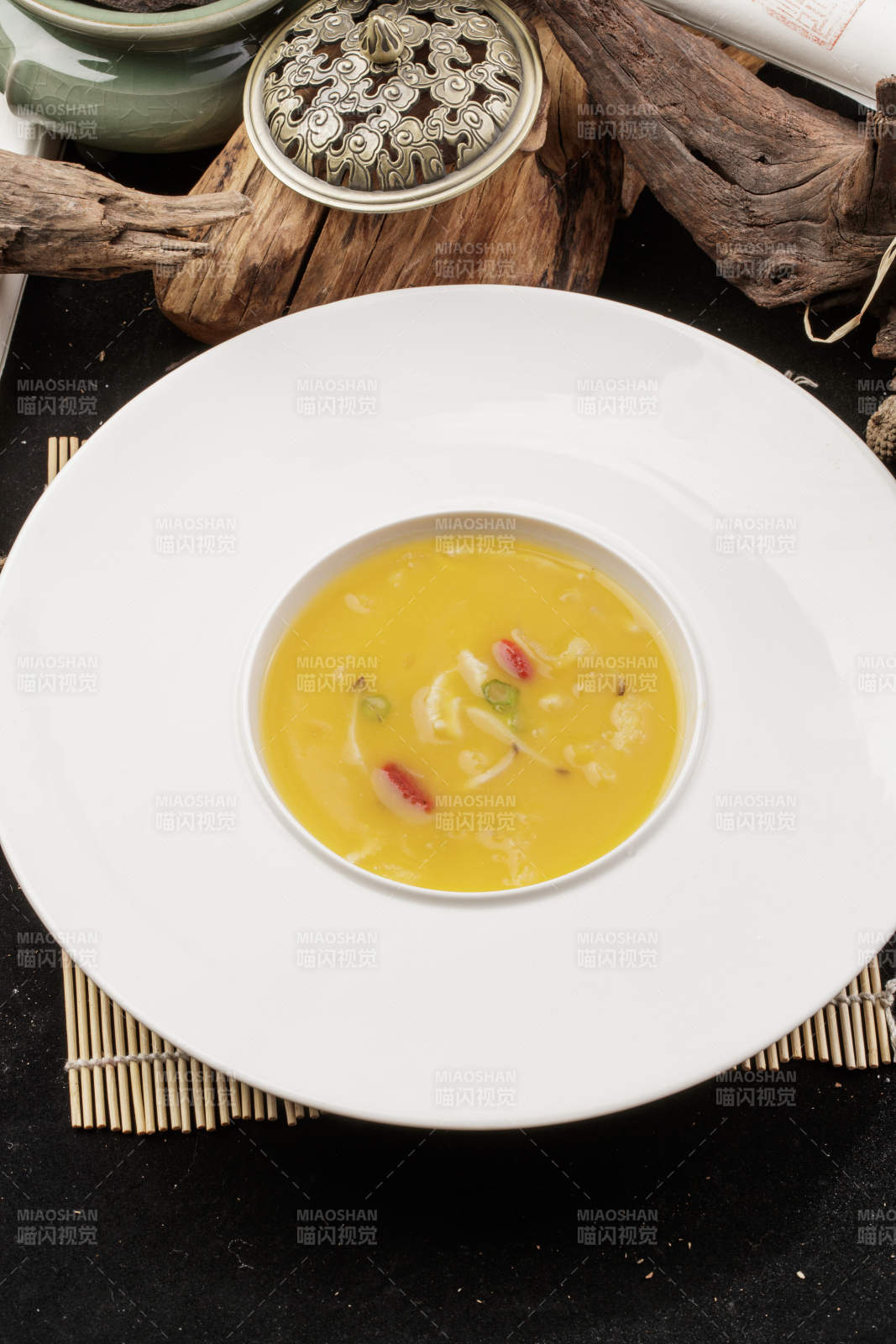 白鹅瓷盘装的枸杞蟹黄浓汤图片