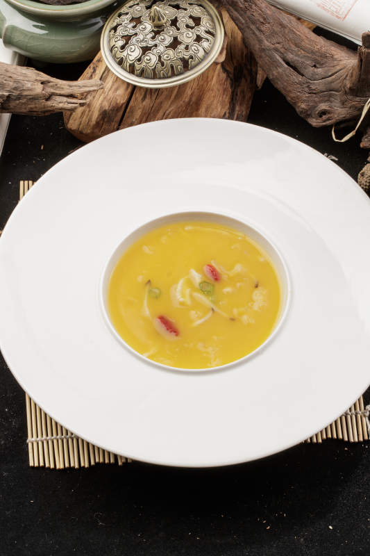 白鹅瓷盘装的枸杞蟹黄浓汤图片