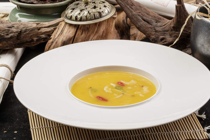 白鹅瓷盘装的枸杞蟹黄浓汤图片