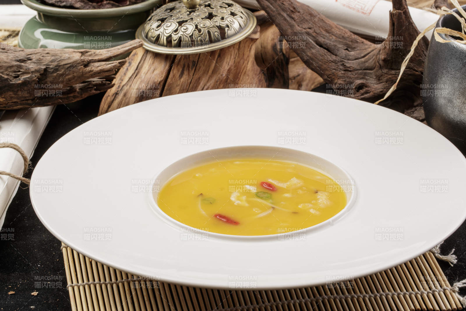 白鹅瓷盘装的枸杞蟹黄浓汤图片