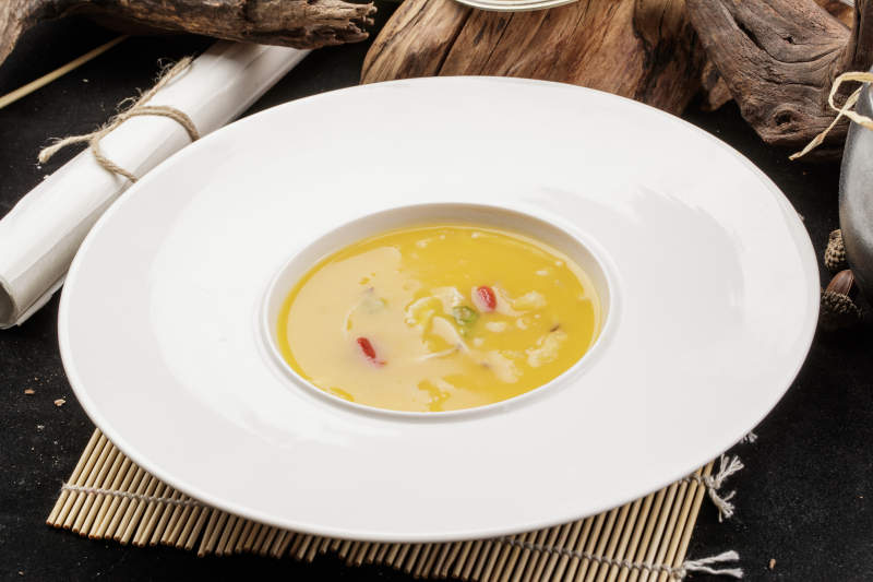 白鹅瓷盘装的枸杞蟹黄浓汤图片