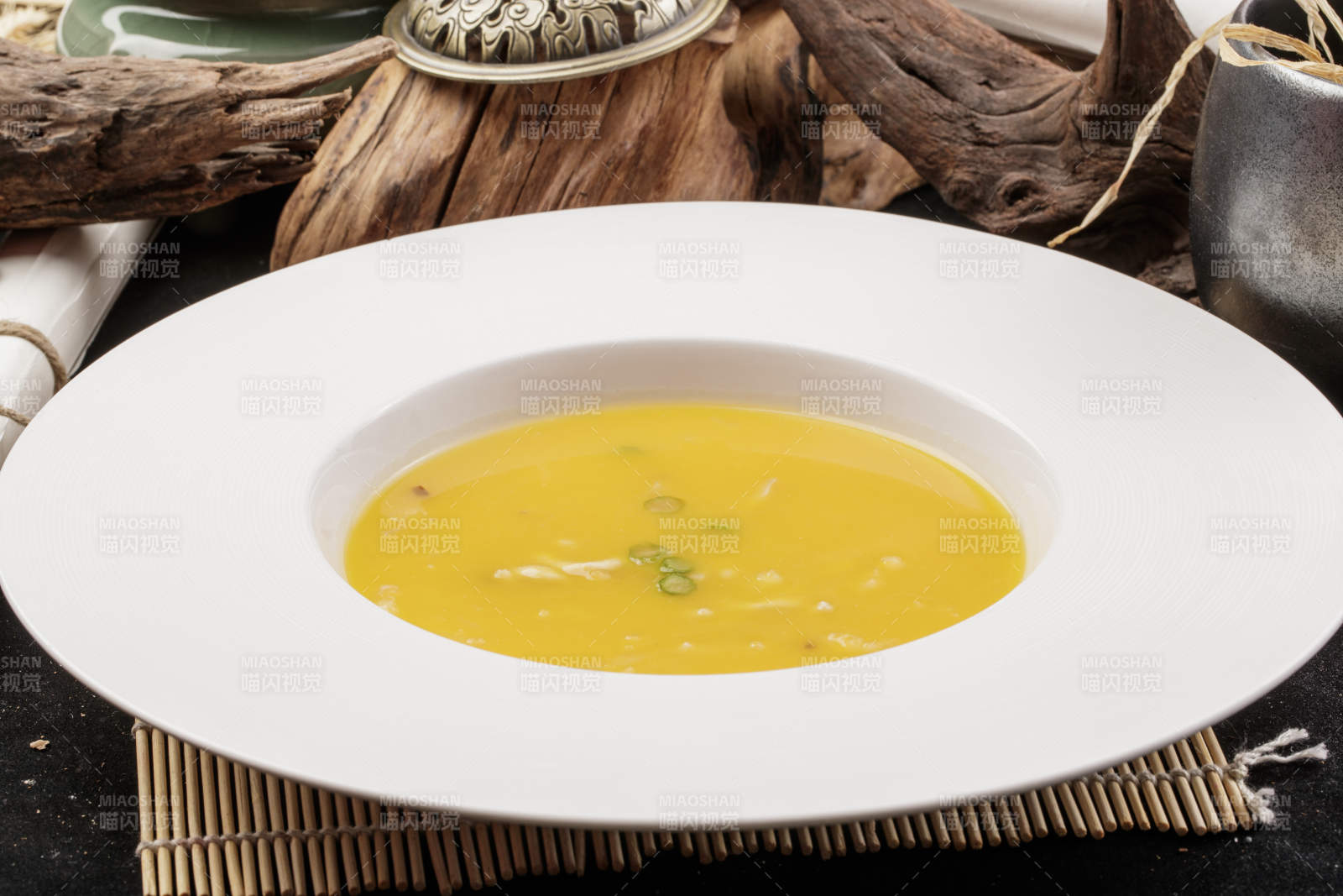 白鹅瓷盘装的枸杞蟹黄浓汤图片