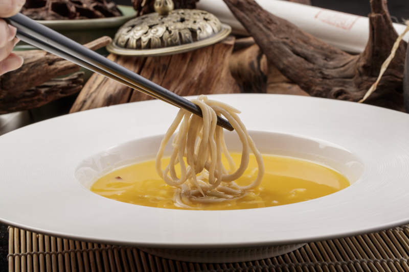 白鹅瓷盘装的枸杞蟹黄浓汤图片