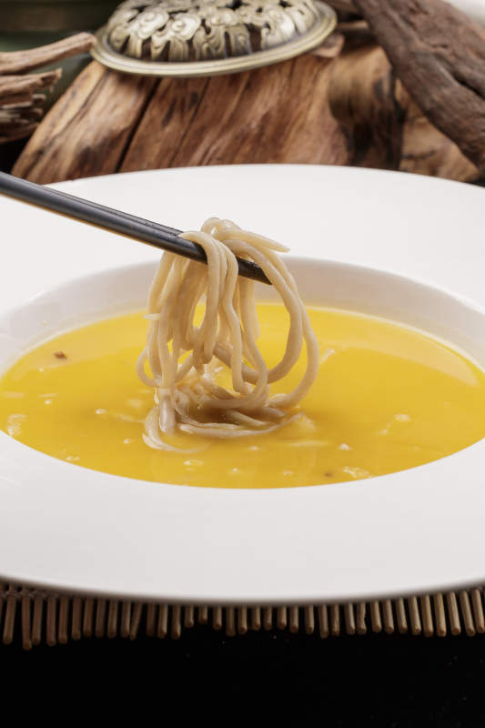 白鹅瓷盘装的枸杞蟹黄浓汤图片