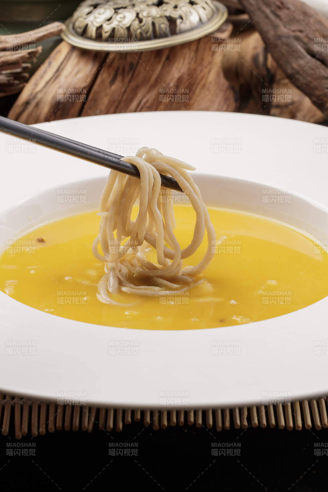 白鹅瓷盘装的枸杞蟹黄浓汤图片