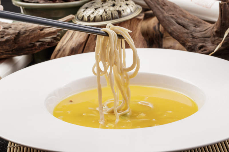 白鹅瓷盘装的枸杞蟹黄浓汤图片