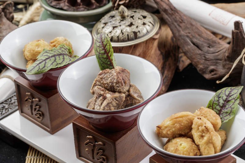 象征着喜庆祥和的婚宴点心摆放在黑色背景上图片