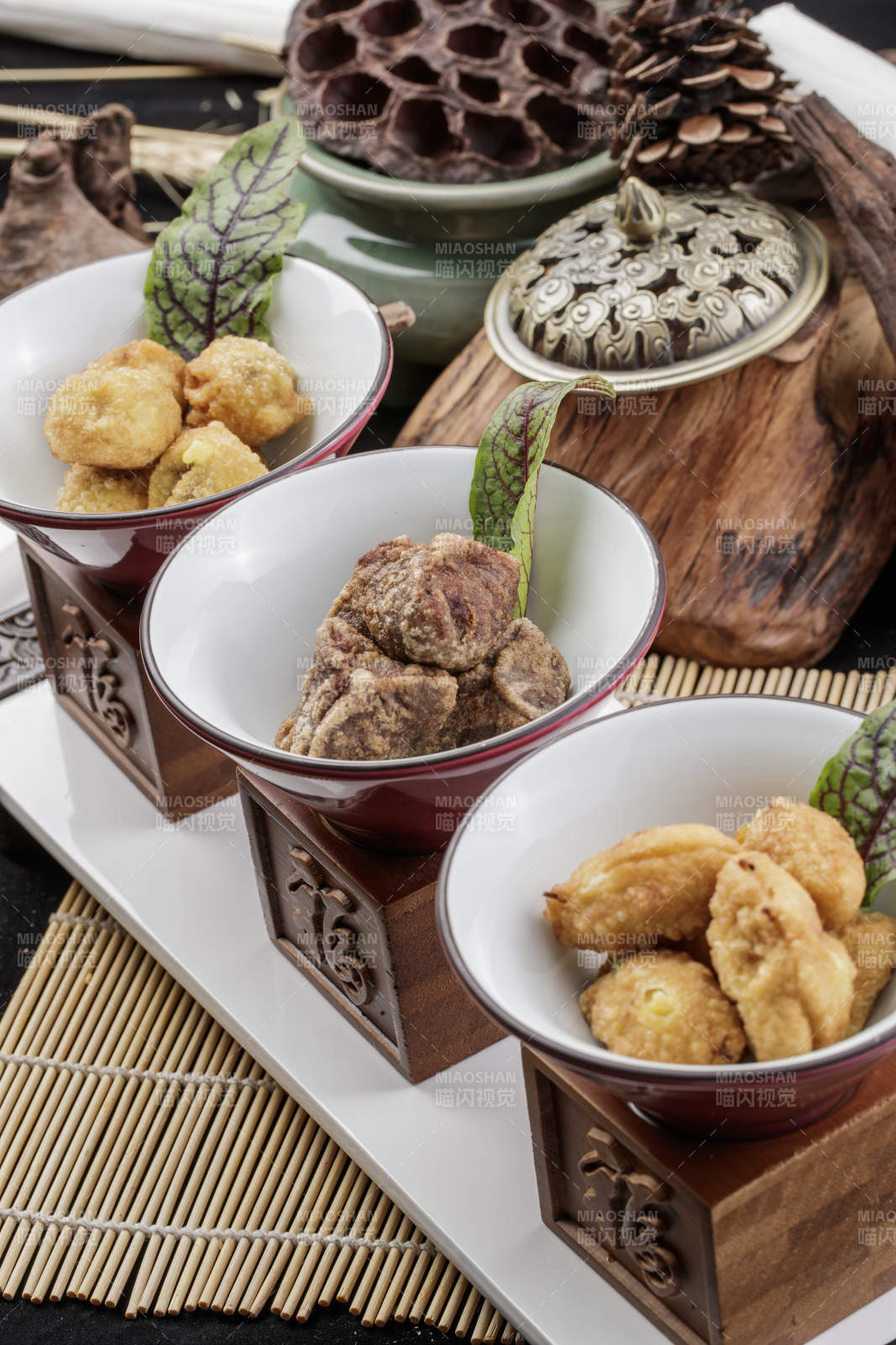 象征着喜庆祥和的婚宴点心摆放在黑色背景上图片